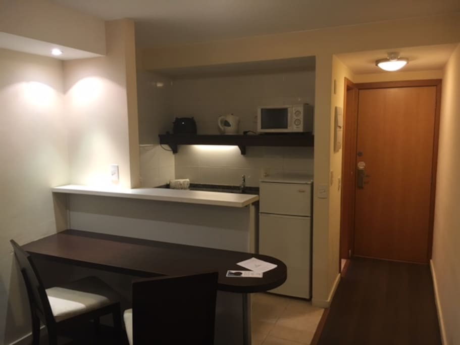 Kitchenette, Heladera, Microondas, tostadora, anafe electrico, pava electrica, barra americana.