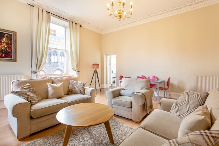 Stay in the city, 5 minutes to Princes Street