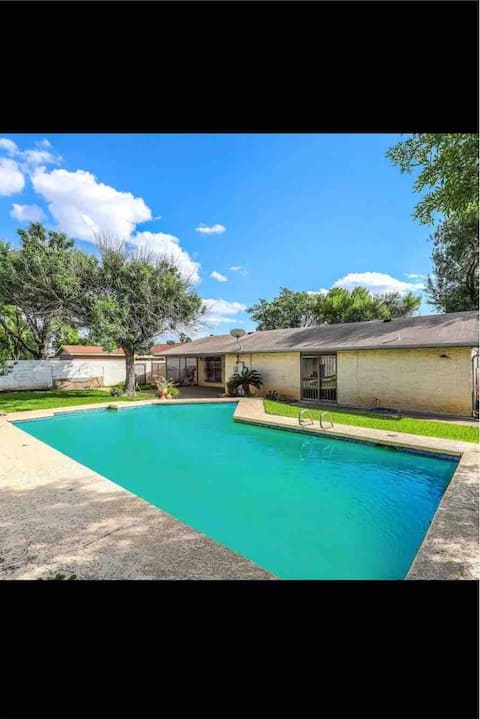 Vacation Home! Pool & patio by Mall Del Norte