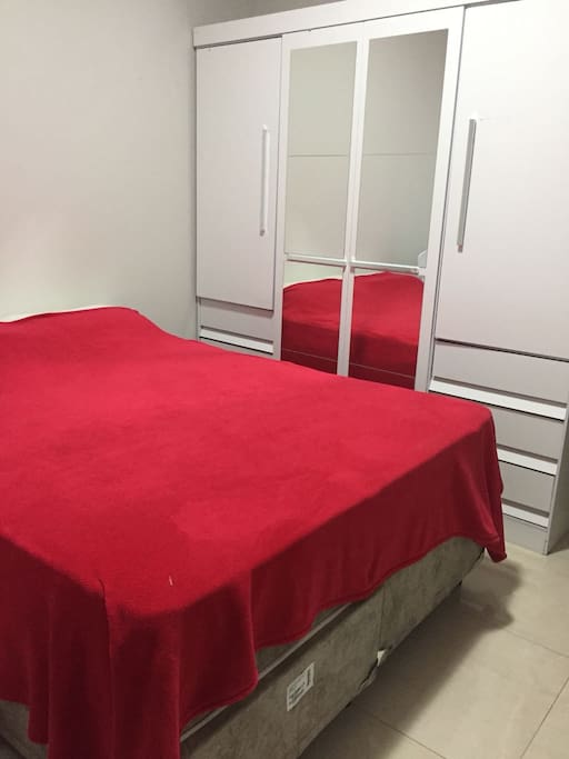 Quarto com uma cama de casal 1 berço 1 cômoda e um guarda roupas