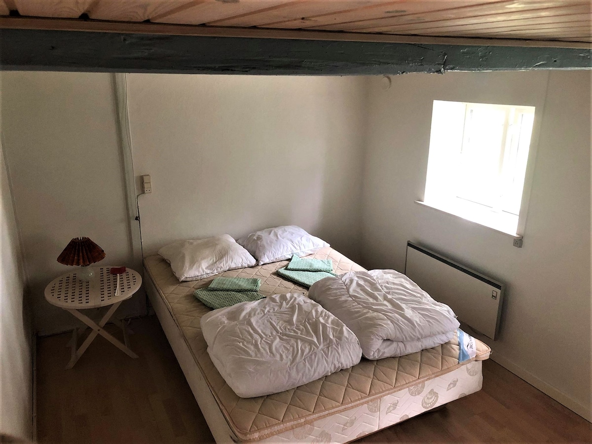 Det andet af to gode soveværelser i lejligheden.