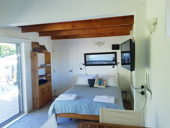 El estudio, vista desde la cocina pequeña a la cama con acceso interno al baño.