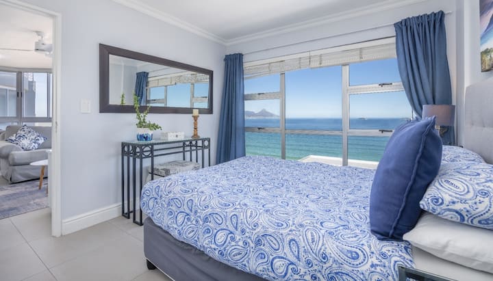 主卧可欣赏海景和壮观的桌山景观。  卧室内有一间全套套房卫生间。