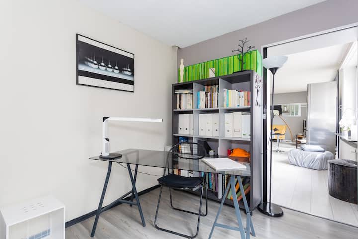 Მაგიდა, რომელიც მისაღებ ოთახს და ბაღს გადაჰყურებს...