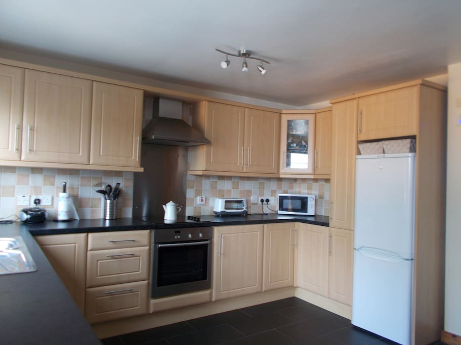 Fully fitted kitchen;dishwasher,wasing machine fridge/freezer