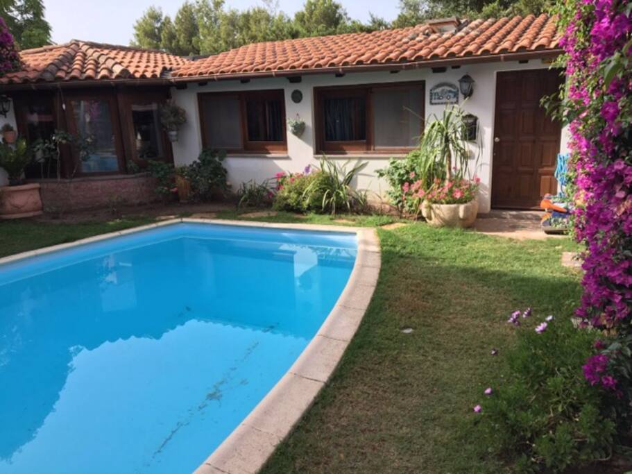 La piscina la dependance e il suo ingresso
