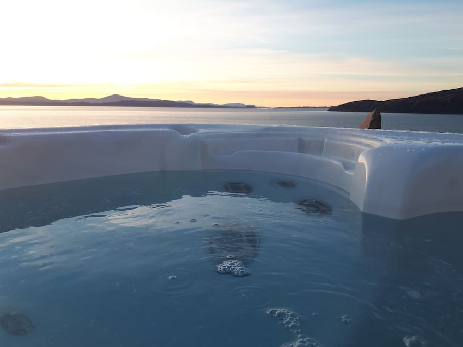 Large hot-tub suspended over The Inner Sound