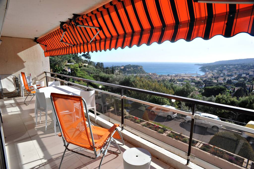 La terrasse, avec des transats à votre disposition pour faire bronzée !