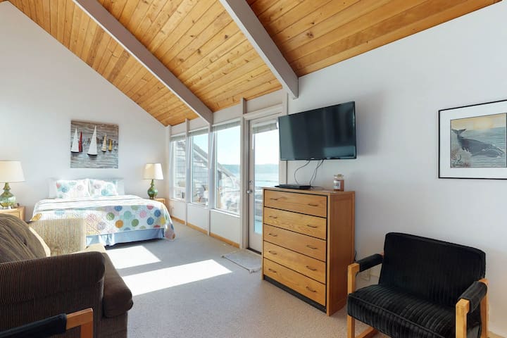 Bayfront studio w/ water views, hot tub, & beach nearby - dogs welcome!