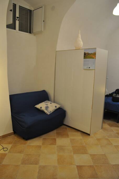 Divano letto una piazza e mezza
e finestra