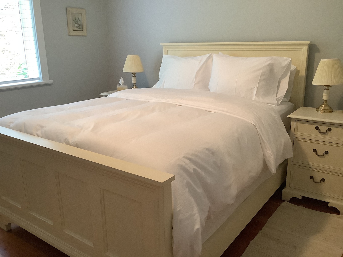 Habitación con cama tamaño queen