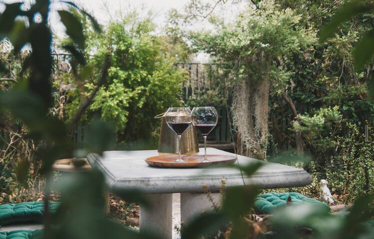 Bedroom+WiFi+pool+grdn+3km to CBD+4km to winery