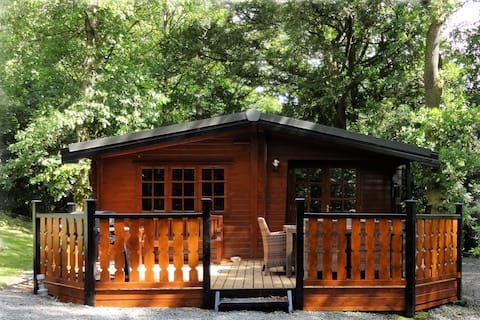 Blelham Tarn (Rustic cabin in tranquil woodland)