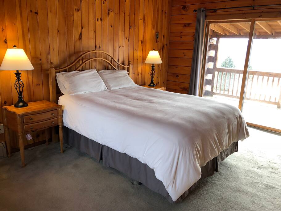 Guest room with queen bed