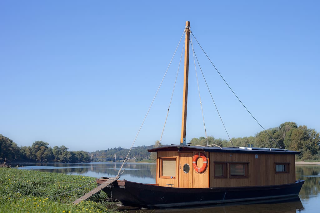 La Toue charme, cabane de charme sur l'eau avec eau et confort