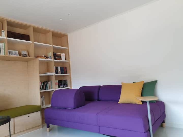 Лилав разтегателен диван в кабинет