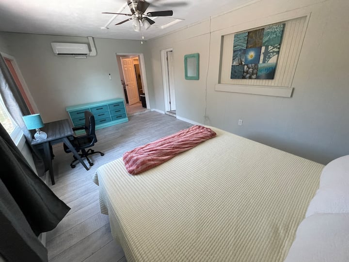 ห้องนอนที่ 3 พร้อมเตียงขนาดคิงไซส์และที่ทำงาน