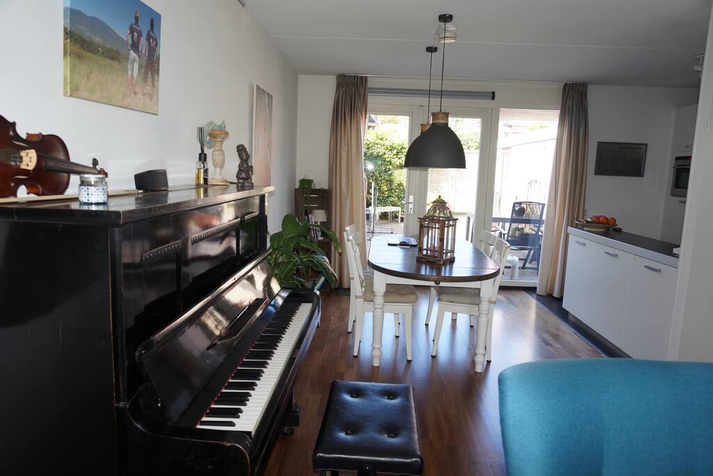Woonkamer met grote eettafel (we hebben zes stoelen en een grote bank evt)