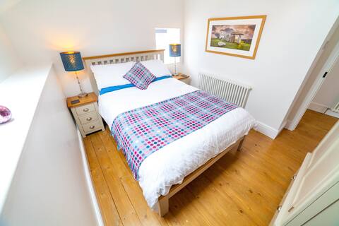 Top Airbnb: Pristine 'Preseli' Cottage in Manorbier, Jameston And Lydstep