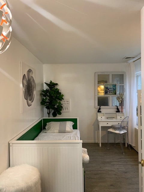 vytiahnite posteľ s dvojlôžkom/menšou manželskou posteľou. Izba má aj televízor