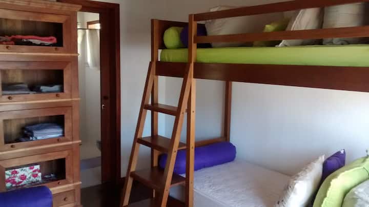 Kitanda cha ghorofa katika chumba cha 1 (unaweza kuona mlango wa kuingia bafuni: kwa hivyo chumba kimoja). Katika chumba hiki, kina kitanda cha watu wawili.