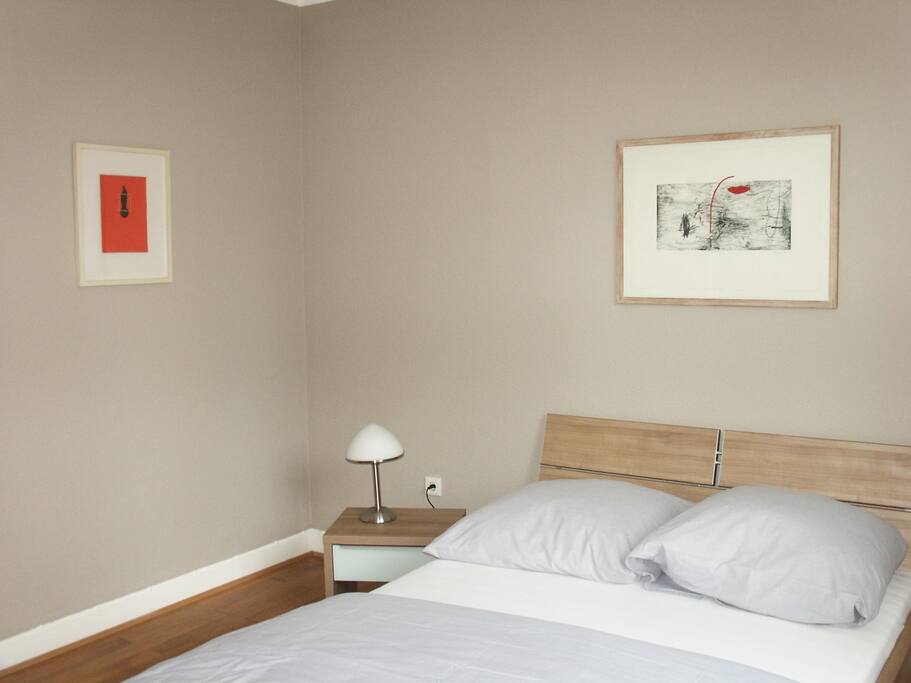 Schlafzimmer mit Doppelbett