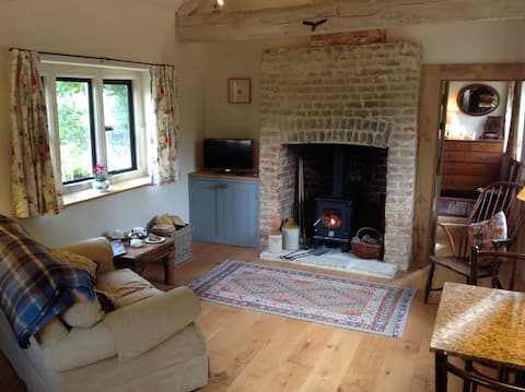 Top performing Airbnb: Beautiful country cottage with tennis court in Wiltshire