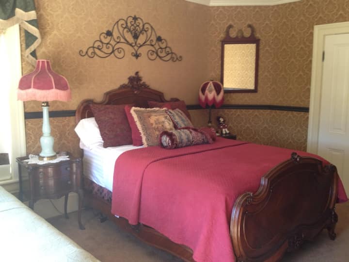 Ренесансна соба на горниот кат. Има два кревета за 4 лица.  Еден брачен кревет и еден брачен кревет. Ја дели бањата  со „Зелена соба“