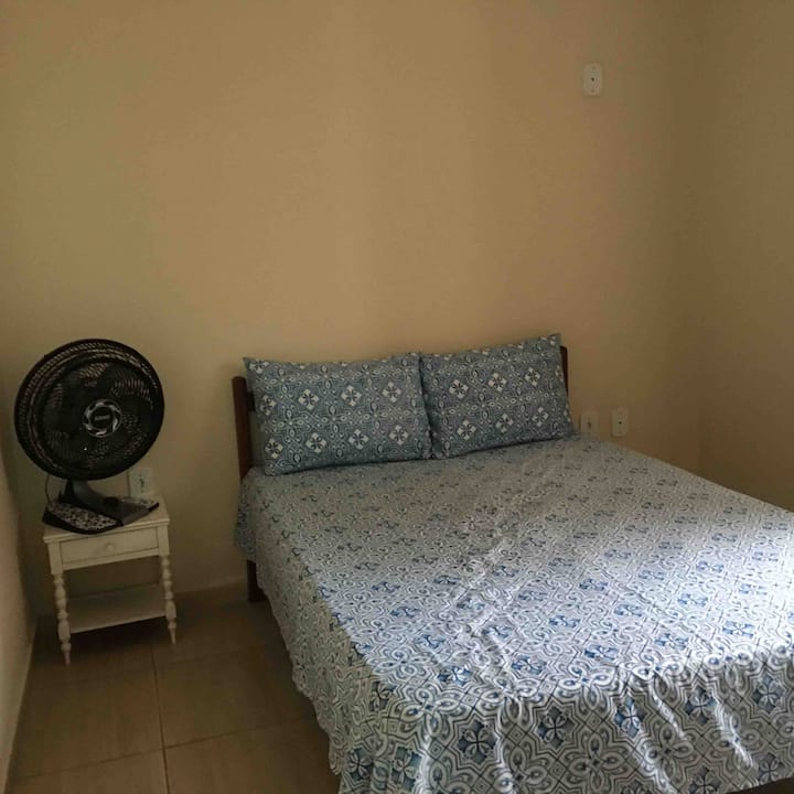 Izba s 1 manželskou posteľou a 1 samostatnou posteľou 