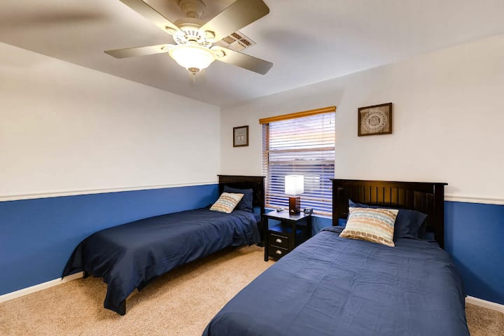 שתי מיטות זוגיות ארוכות במיוחד (קומה 2)