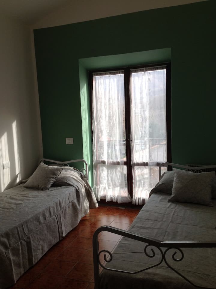 楼上有两张床的房间，
带阳台