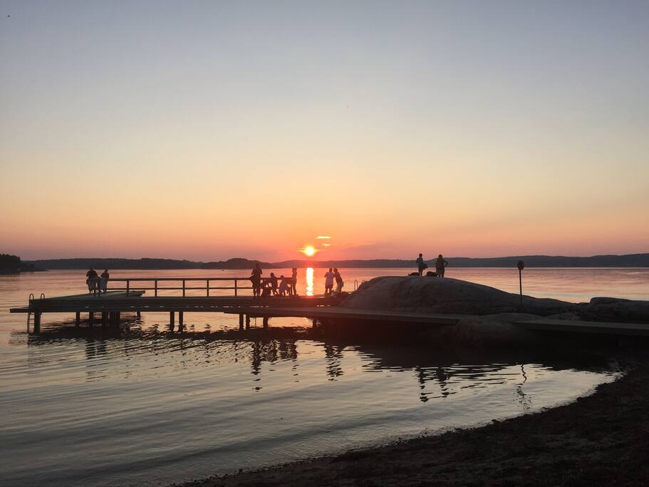 Fem minuter från stugan ligger Söskärs badplats med brygga, klippor och stränder.