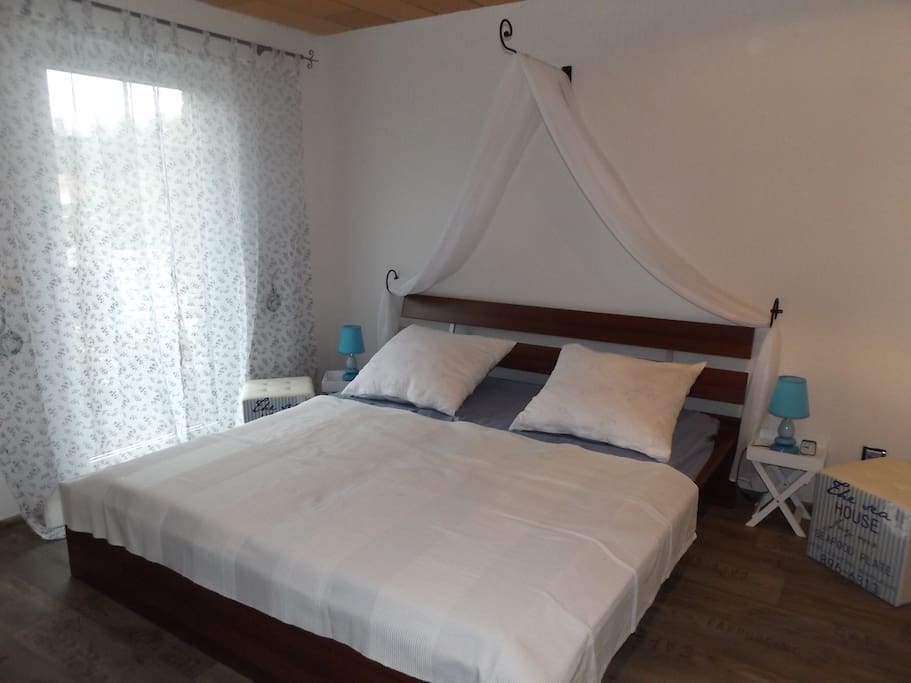 Unser Gäste-Separee mit großem, gemütlichen Doppelbett (180x200)