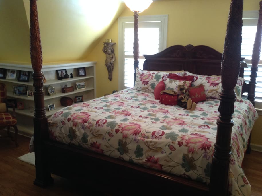 Bedroom 1
King bed