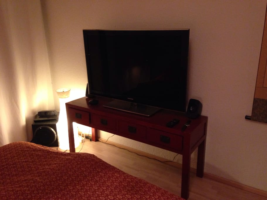 Fernseher mit DVD/Blue Ray im Schlafzimmer (kein Fernsehprogramm)