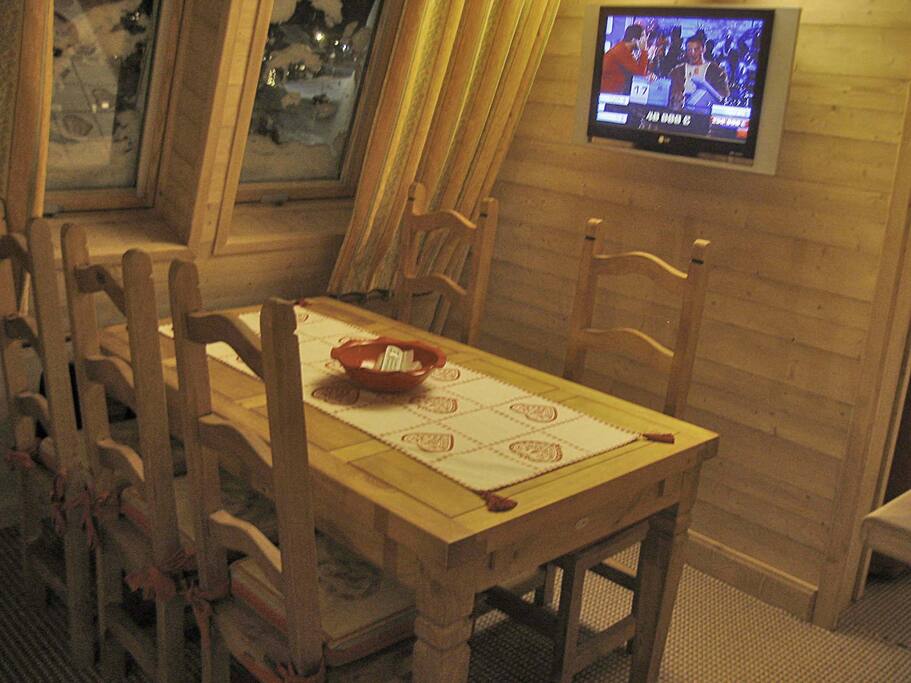 Salle à manger (3 téléviseurs dans l'appartement)