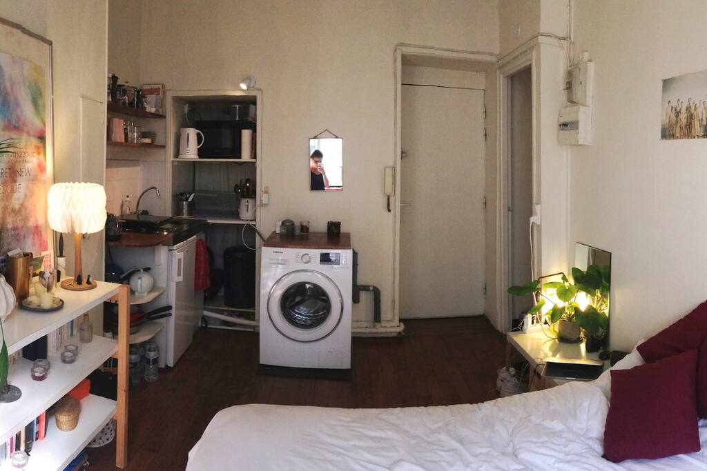 Un coin cuisine avec une plaque de cuisson, un four/micro-ondes, un mixeur, un presse-agrume électrique, un robot-hachoir, une bouilloire.... Et une machine à laver le linge toute neuve!