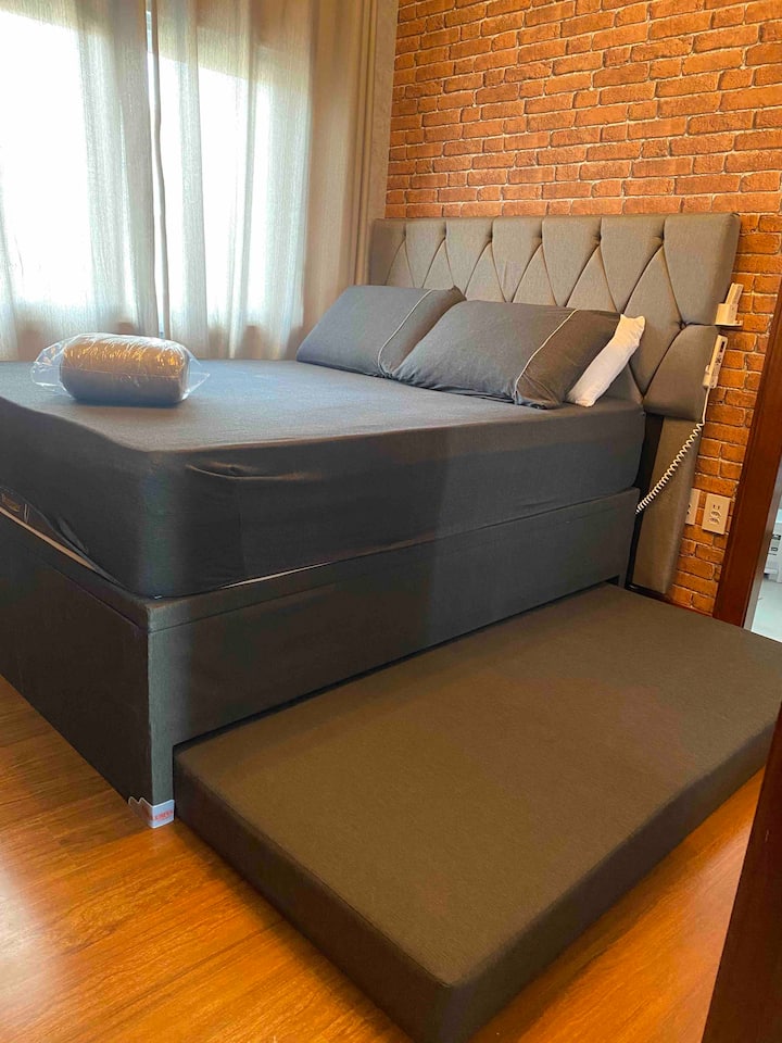 Suite 2 
Cama doble con cama auxiliar debajo 
Aire acondicionado frío y calor 
TV inteligente 
con capacidad para 3 personas en cama suite 
con masaje