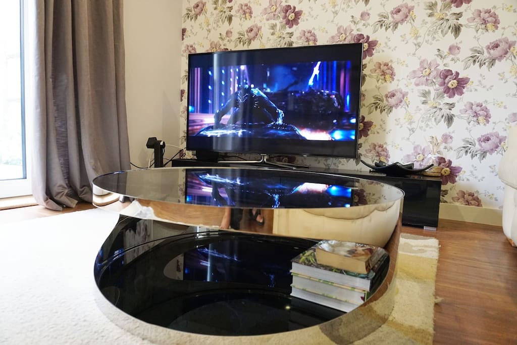 55 inch smart tv with enabled netflix ready to view. quattropi glass coffee table