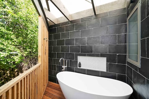Top Airbnb: Cocooned luxury in a secluded treehouse sanctuary in City Of Hobart