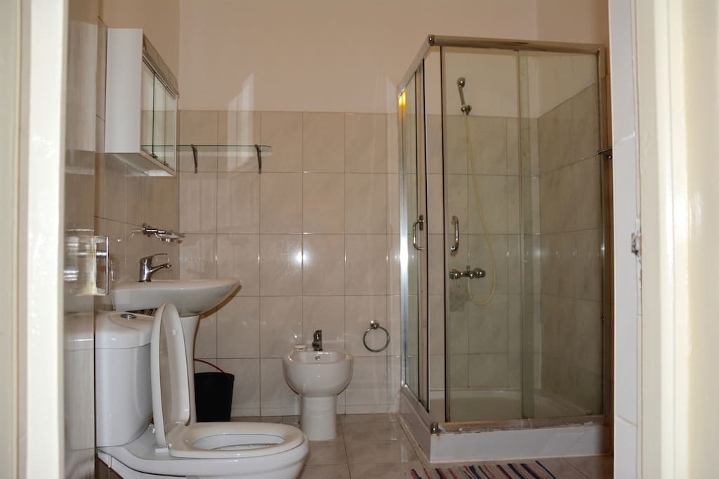 One of two bathrooms (um do dois casa de banhos).