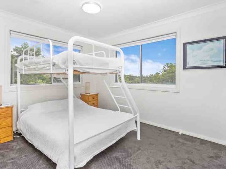 غرفة النوم 2: أسرّة ثلاثية (فردية في الأعلى ، مزدوجة في الأسفل)