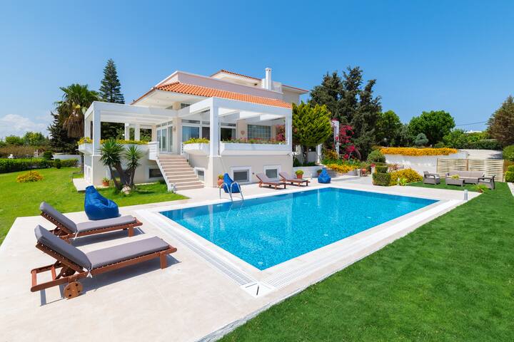 City Mansion, Rhodes Town, Luxury 4 Bedroom Villa gallery image 3