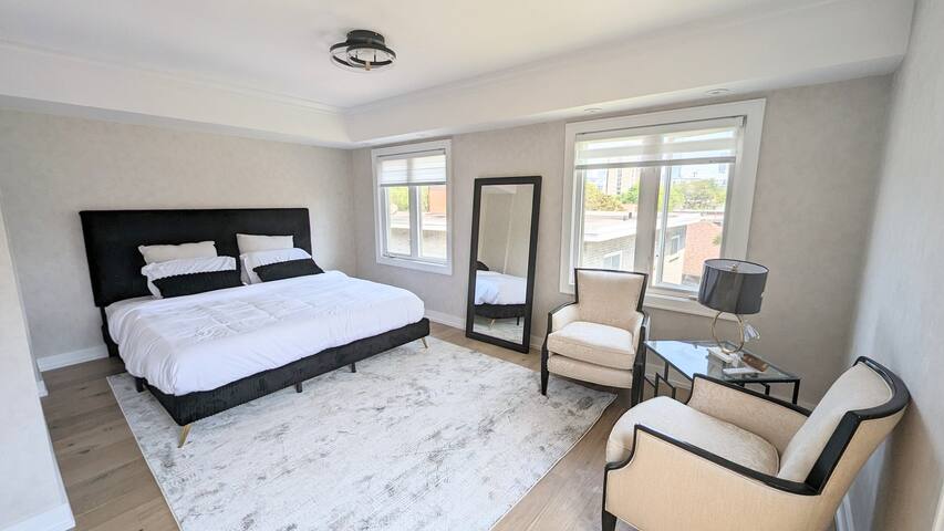 Queen St W Large CN Tower Terrace 3 Bdrm 1 Parking gallery image 3