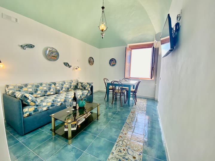 Дневна соба со телевизор и поглед на море