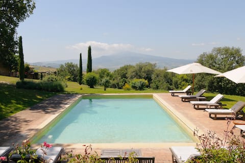 Cozy retreat for 2 with pool & A/C in Val d'Orcia