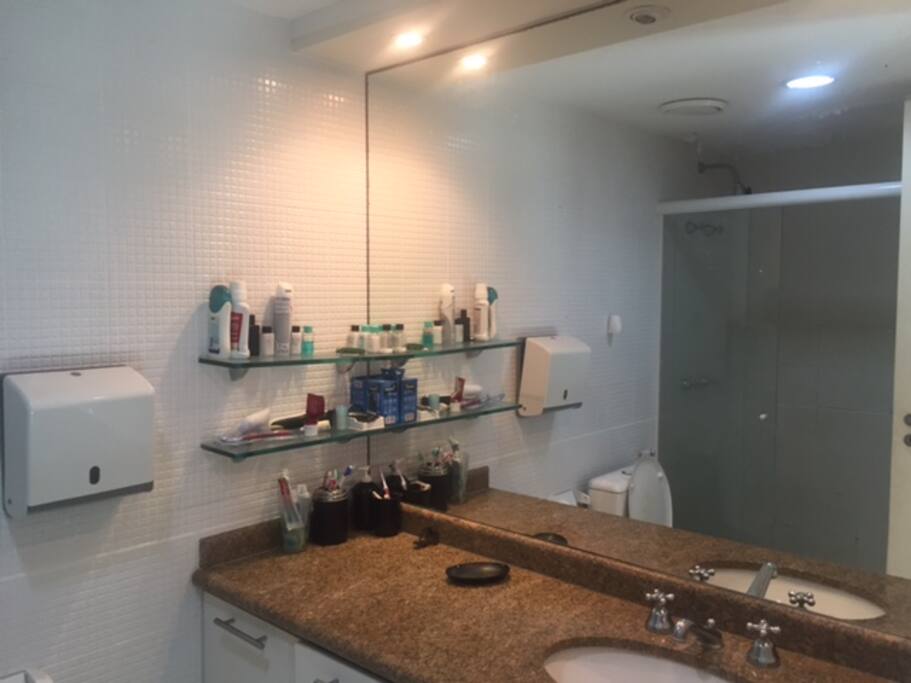 Banheiro / Bathroom