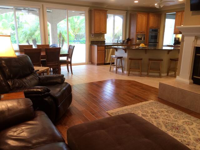 Spacious Luxury Home Pool/Spa/Views gallery image 2