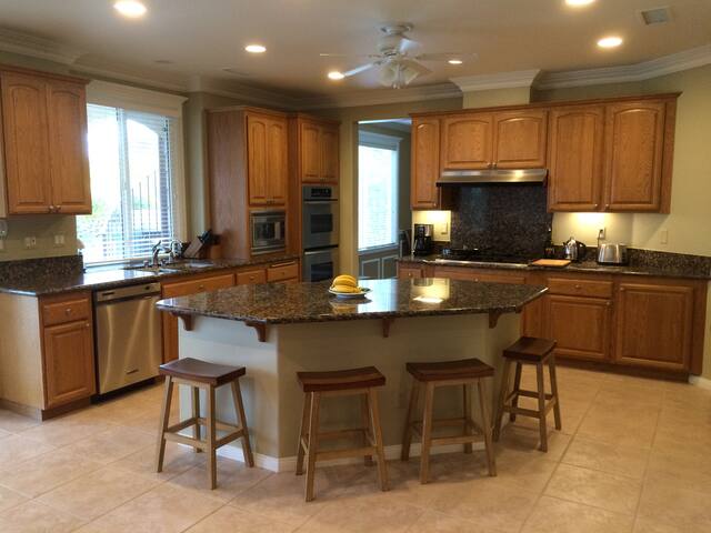 Spacious Luxury Home Pool/Spa/Views gallery image 3