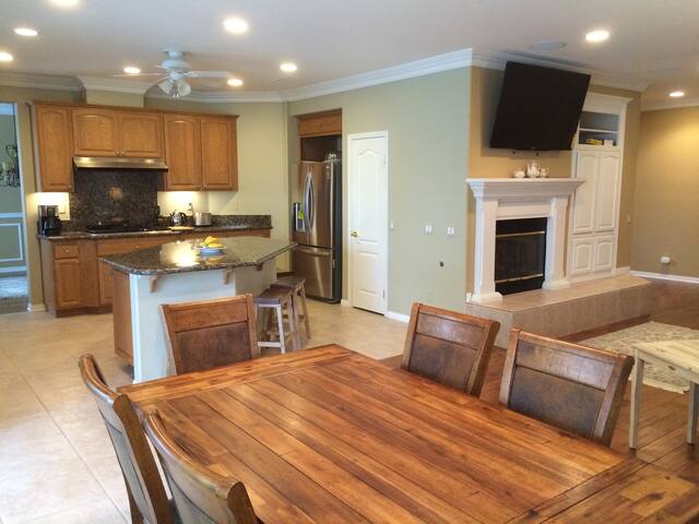 Spacious Luxury Home Pool/Spa/Views gallery image 5